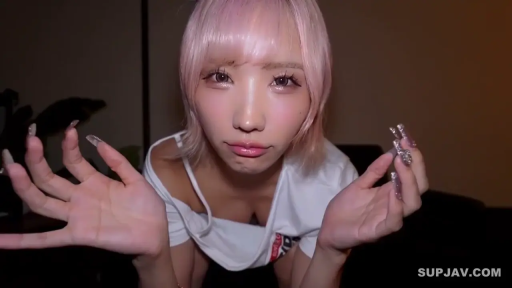 室内 · 一人称視点 · 顔のクローズアップ · 手を振る · 嘟嘴 · 白いオフショルダートップ · 向前倾斜