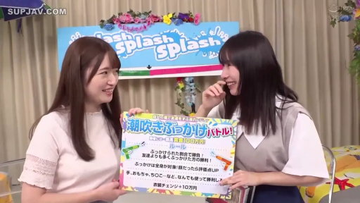 中景 · 室內影棚 · 開朗笑容 · 互動交流 · 日常便装 · 站立持牌