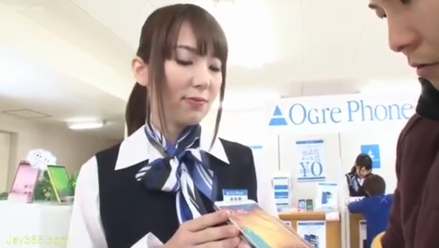 站立 · 展示 · 自然 · 半身 · 职业装 · 剧情 · 手机 · 手机店