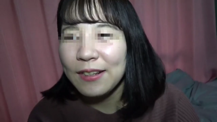 室内 · 顔部のクローズアップ · 微笑 · 谈话 · 常服 · 窗帘 · 正对镜头 · 眼睛打码