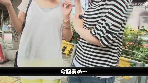 交谈 · 站立 · 自然 · 休闲装 · 挎包 · 躯干特写 · 街头采访 · 街头