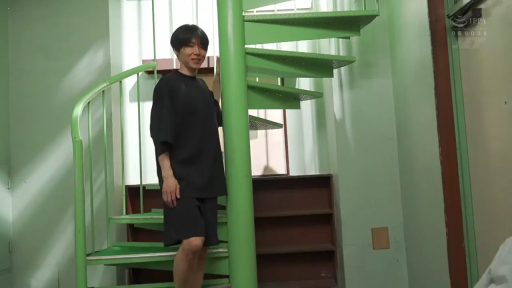 室內 · 全身 · 站立 · 微笑 · 男性 · 面向镜头 · 旋转楼梯 · 黑色短袖短裤