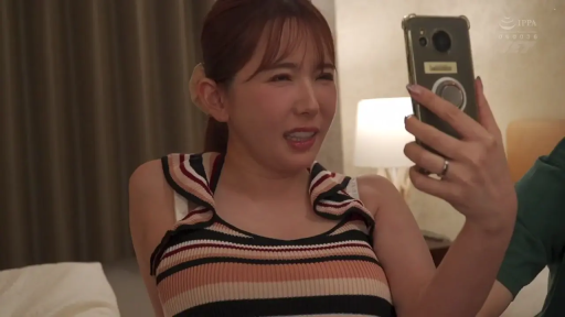 座り姿勢 · 寝室 · 半身特写 · スマートフォン · 使用手机 · 日本 · 条纹针织背心 · 表情嫌弃