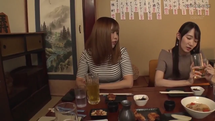 座り姿勢 · 中景 · 平静 · 多人 · 居酒屋 · 啤酒杯 · 聚餐饮酒 · 条纹衫与棕色上衣