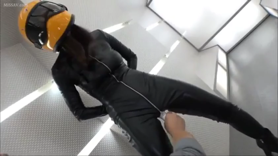 室内 · 上半身特写 · 熟女 · 开心 · 谈笑 · 侧身站立 · 灰色紧身衣 · 装饰花瓶