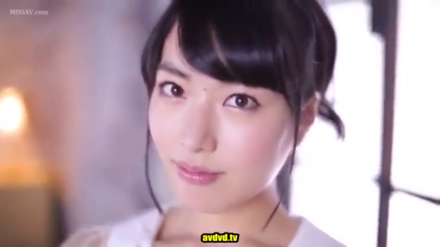 室内 · 脸部特写 · 微笑 · 白色上衣 · 注视镜头 · 正面 · 成人女性