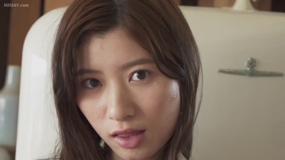 Indoor · Close-up of the face · Eye contact · 长发 · 正面 · Slightly open mouth · Everyday clothing · 冰箱