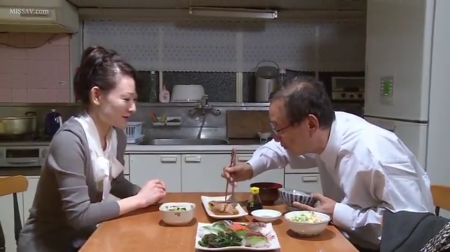 坐姿 · 中景 · 平靜 · 襯衫 · 厨房 · 熟女 · 用餐 · 碗筷