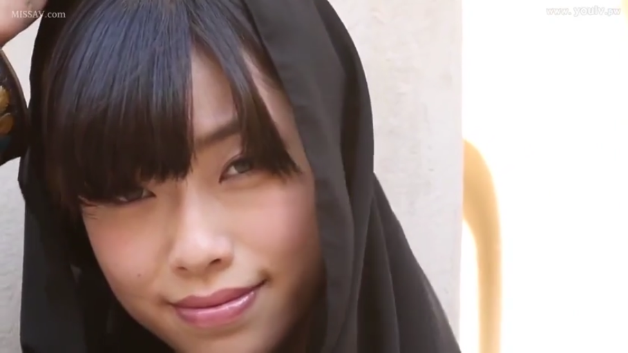 室内 · 脸部特写 · 微笑 · 注视 · 亚洲女性 · 正对镜头 · 黑色头巾