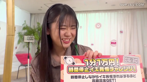 室内 · 站立 · 展示 · 半身 · 大笑 · 告示牌 · チェック柄装