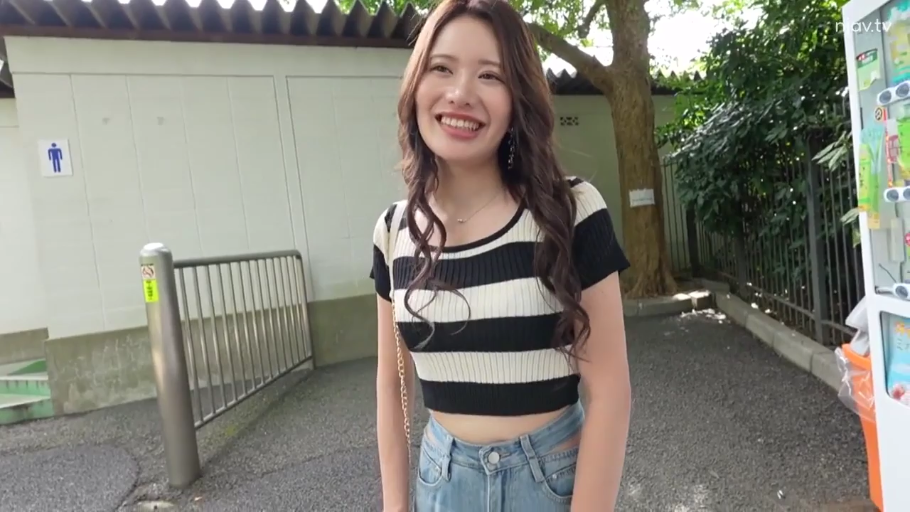 站姿 · 灿烂 · 面对镜头 · 条纹短截上衣 · 公共厕所旁 · 成年女性 · 半身照 · 肩包