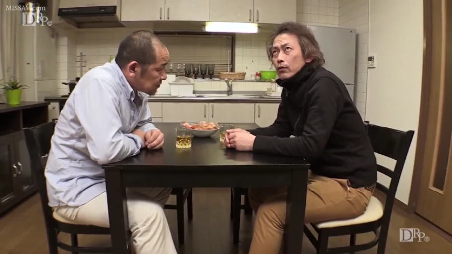 坐姿 · 交谈 · 严肃 · 休闲装 · 厨房 · 餐具 · 中年人