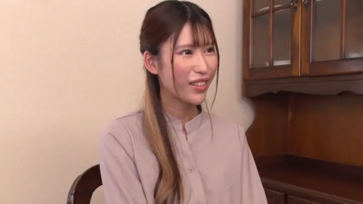 Indoor · Sitting Posture · Conversation · Smile · 长发 · 半身像 · 木质橱柜 · 浅紫色衬衫