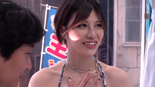 交谈 · 比基尼 · 站立 · 微笑 · 项链 · 面部特写 · 户外