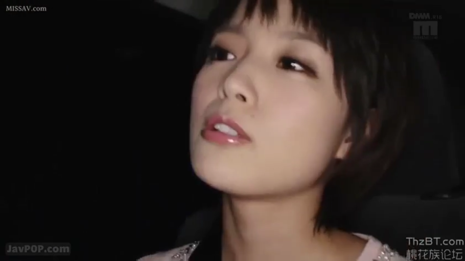 坐姿 · 面部特写 · 汽车内 · 浅粉色上衣