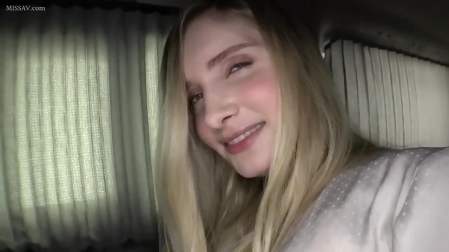 室内 · 俯身 · 对视 · 窗帘 · 金发 · 头部特写 · 白色花纹上衣 · 迷离微笑