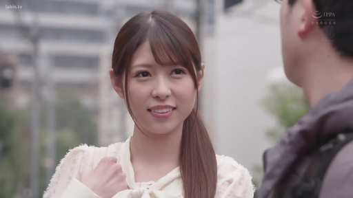 会話 · 站姿 · 微笑 · 顔のクローズアップ · 白い上着 · 户外街道 · 街拍