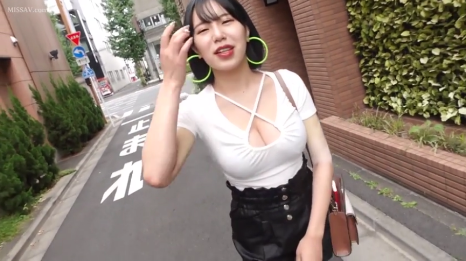 巨乳 · 微笑 · 面对镜头 · 上半身特写 · 户外街道 · 白色低胸上衣 · 站立撩发 · 大耳环