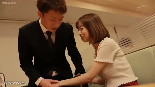 站立 · 中景 · 桌子 · 微笑 · 牵手 · 西装 · 餐厅 · 职场