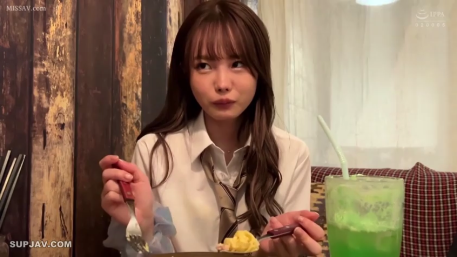 室内 · 坐姿 · 自然 · 制服 · 特写 · 长发 · 进食 · 餐具