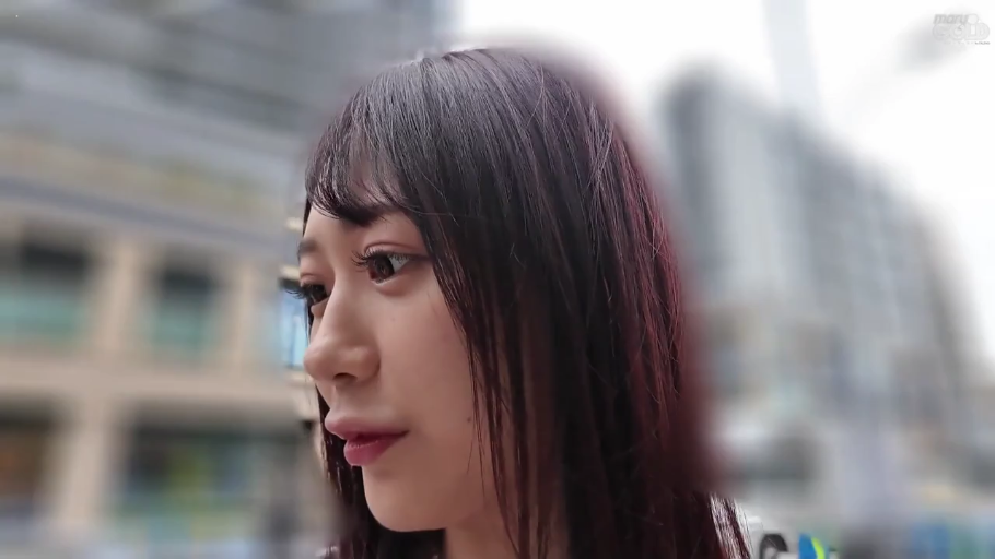 室内 · 站立 · 互动 · 短发 · 张嘴 · 白色吊带 · 侧脸 · 圆形装饰物