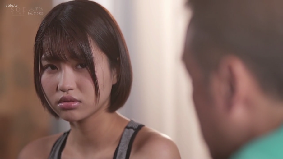 室内 · 座り姿勢 · スポーツタンクトップ · 顔のクローズアップ · 凝視 · ショートヘア · 不悦