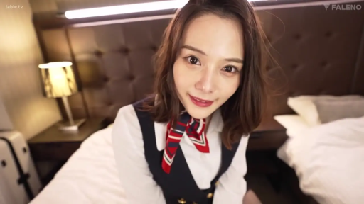 坐姿 · 脸部特写 · 卧室 · 微笑 · 床 · 第一人称视角 · 职业装 · 注视镜头