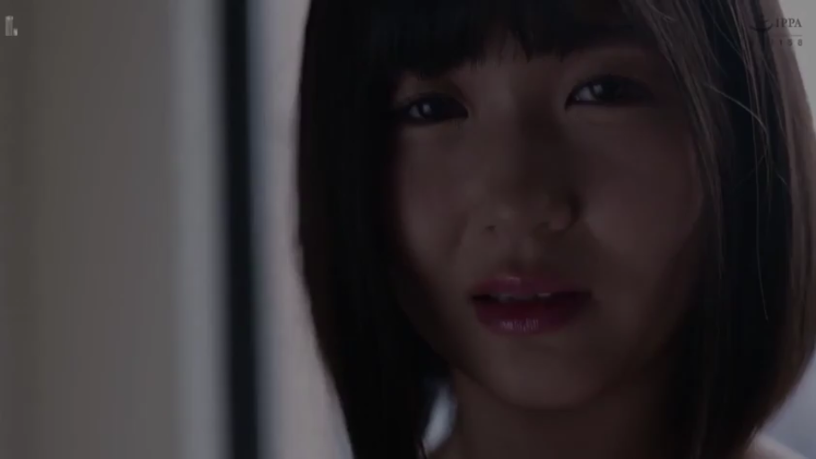 坐姿 · 卧室 · 胸部特写 · 迷离 · 成人内容 · 半裸 · 被褥 · 抚摸乳房