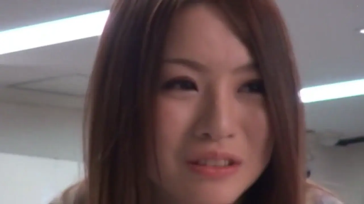 室内 · 坐姿 · 脸部 · 委屈 · 便装 · 哭泣 · 倾诉