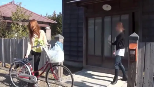 站立 · 全景 · 休闲服 · 民宅外