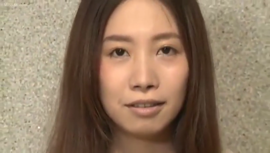 坐姿 · 平静 · 面部特写 · 白色上衣 · 注视 · 日常 · 安全带 · 汽车内部