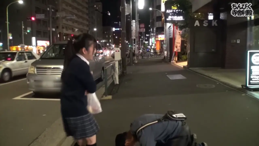 校服 · 远景 · 夜景 · 夜晚街头 · 纠缠 · 购物袋 · 冷漠 · 土下座