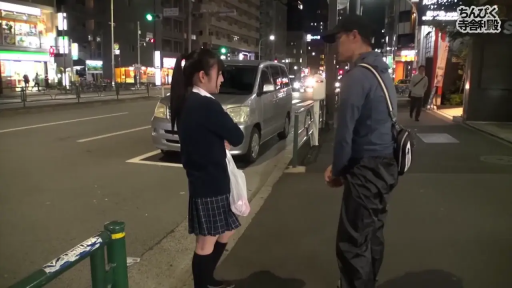 严肃 · 全身 · 校服 · 站立 · 街道 · 搭讪 · 汽车 · 户外夜景