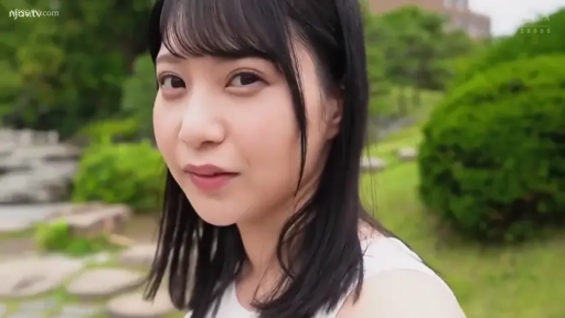 脸部特写 · 户外 · 白色无袖上衣