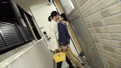 中景 · 抱擁 · キス · 親昵 · 夜间 · 住宅门口 · 白色大衣 · 黄色皮包