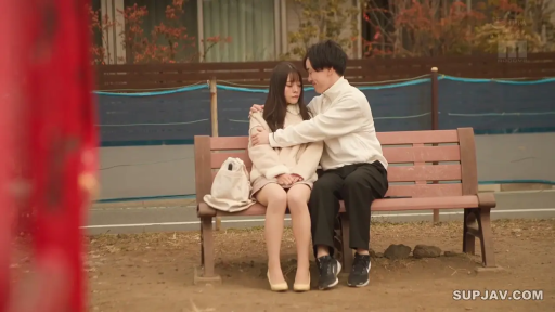 坐姿 · 拥抱 · 远景 · 手提包 · 休闲服 · 公园 · 白天 · 温馨