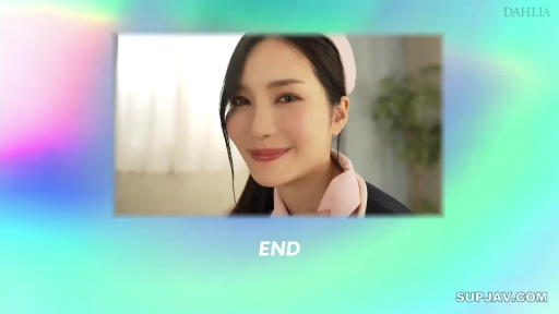 室内 · 护士帽 · 护士服 · 脸部特写 · 含蓄 · 侧首 · 静止摆拍 · 彩色边框