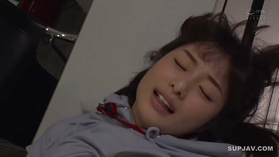 室内 · 陶醉 · 仰臥 · 顔のクローズアップ · 长发 · 灰色连帽衫 · 受孕表情