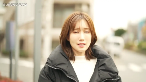 面部 · 站立 · 街道 · 羽绒服