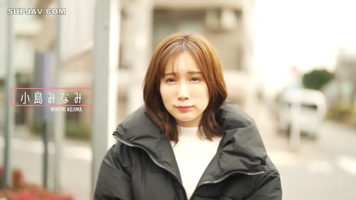 委屈 · 站立 · 半身特写 · 凝视 · 户外街道 · 黑色羽绒服 · 小岛南