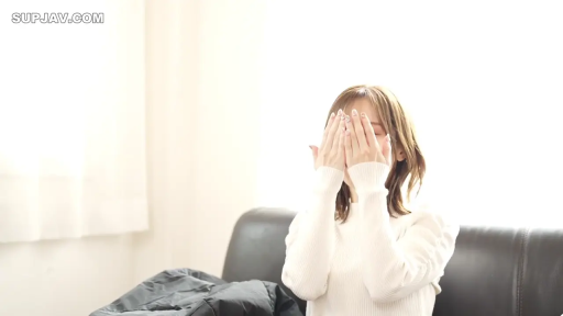 室内 · 座り姿勢 · 中景 · ソファ · 捂脸 · 害羞 · 白色毛衣 · 光线明亮