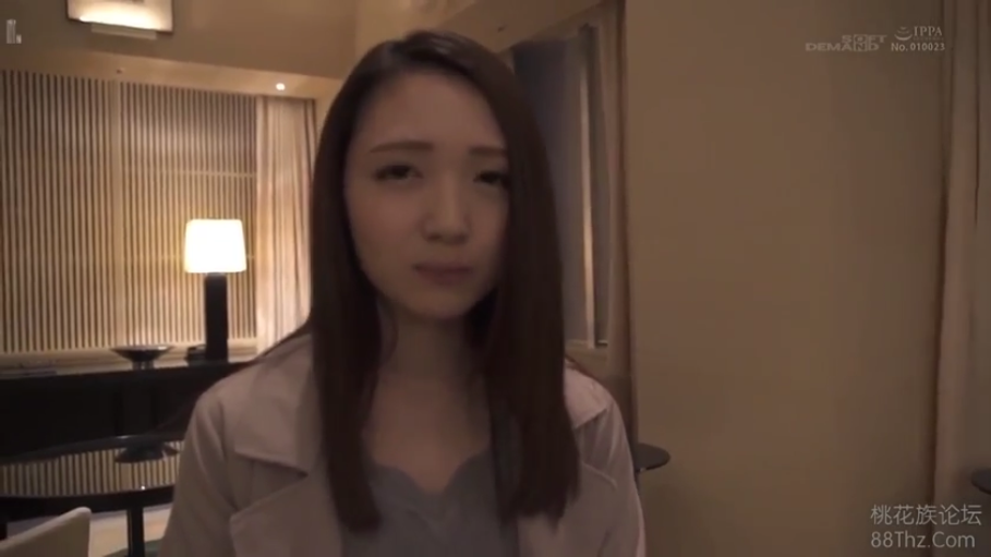 全裸 · 浴室 · 花洒 · 口罩 · 全身特写 · 淋浴 · 侧站