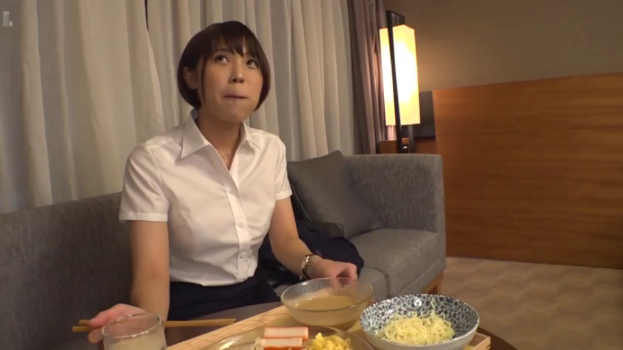 坐姿 · 和室 · 羞涩 · 中景 · 抚摸 · 熟女 · 屏风 · 橘色高领毛衣