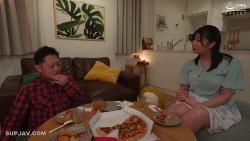 座り姿勢 · シャツ · 披萨 · 自然 · リビング · 居家 · 进食