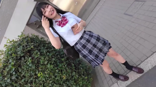 蝴蝶结 · 脸部 · 站立 · 微笑 · 手机 · JK制服 · 户外 · 玩手机