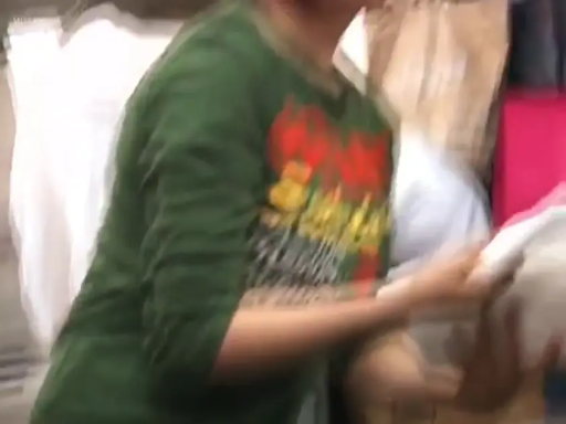 站立 · 全景 · 行走 · 牛仔裤 · 货架 · 监控视角 · 杂物间