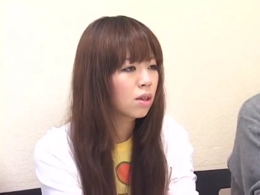 室内 · 坐姿 · 发呆 · 倾听 · 特写 · 黄色T恤 · 采访视角