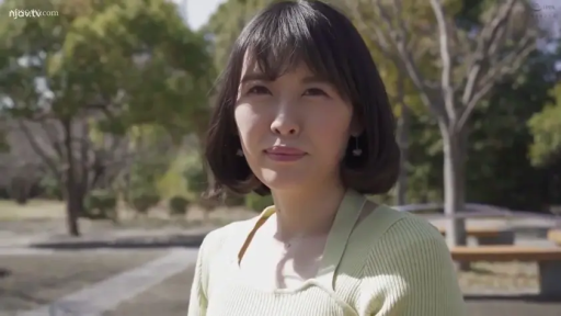 站立 · 微笑 · 面部特写 · 对视 · 熟女 · 户外公园 · 浅色针织衫