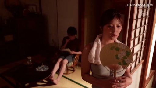 Medium shot · Standing Posture · 平静 · 居家 · Gray vest · 日式居室 · 团扇 · 持扇