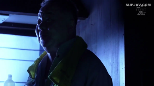 Indoor · Serious · Stand · Half-body · shirt · Gaze · Towel · Blu-ray